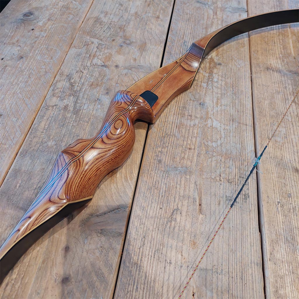 boog, bogen, houten boog, pijlen en snaren, houten display